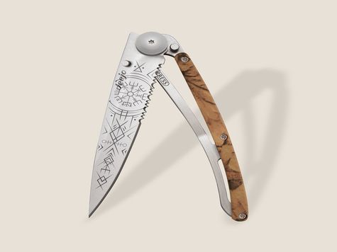 Deejo Serrated 37g, Braun Camo / Viking Vegvisir