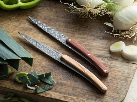 2 Deejo Brotzeitmesser, Oliven- und Korallenholz / Polynesien und Pazifik