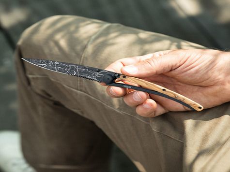 Deejo Serrated 37g, Olivenholz / Jagdszene